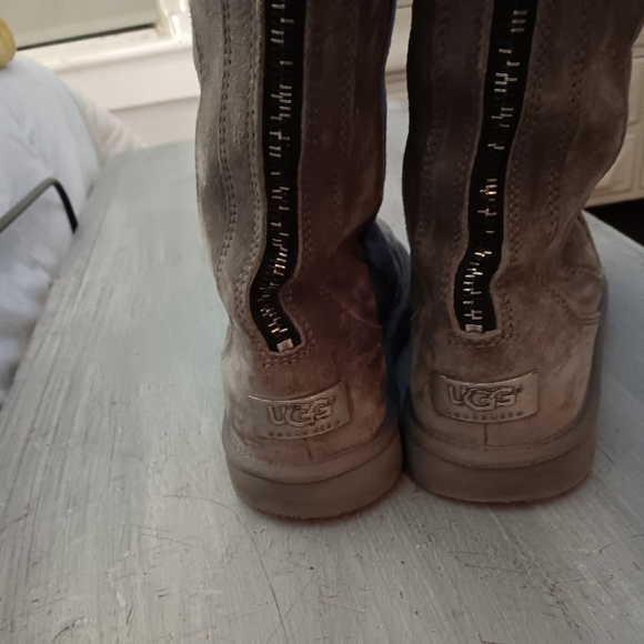 UGGS - Picture 2 of 5